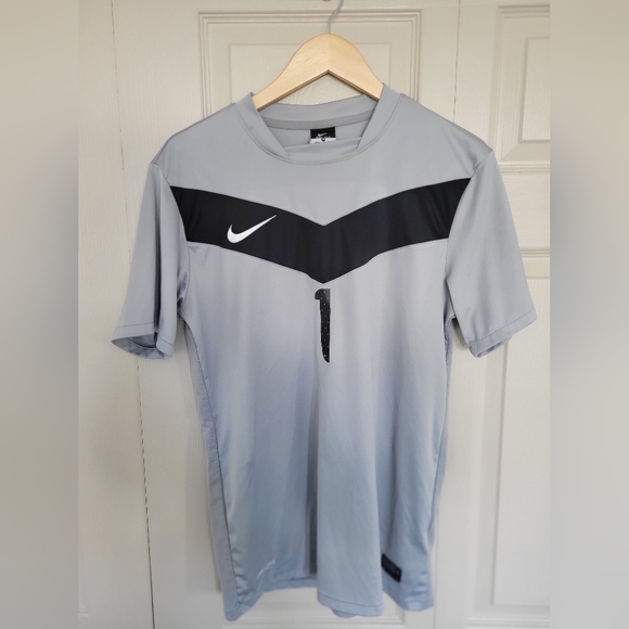 NIKE Soccer Goalie Tshirt - Picture 1 of 5